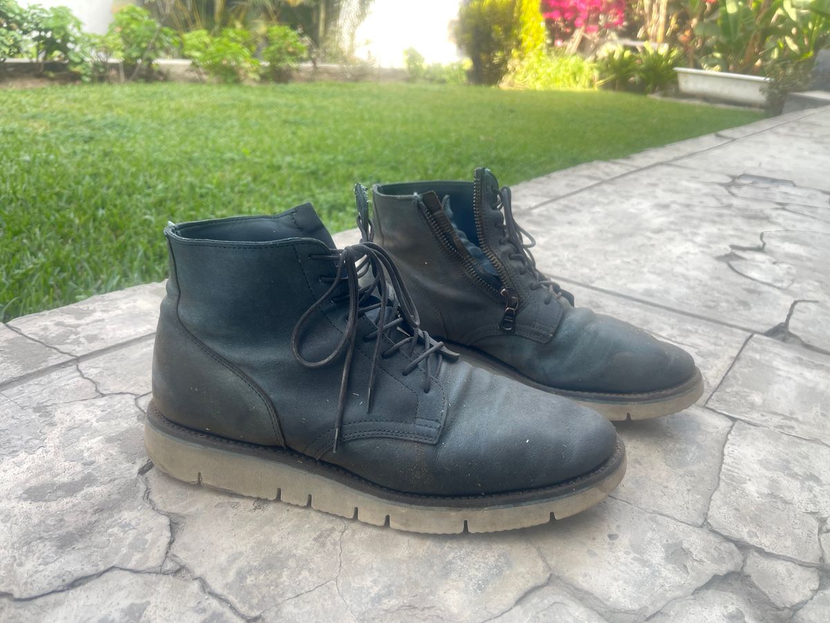 Photo by denimwatchesboots on August 6, 2025 of the Viberg Side Zip in Indigo Dipped Kangaroo.