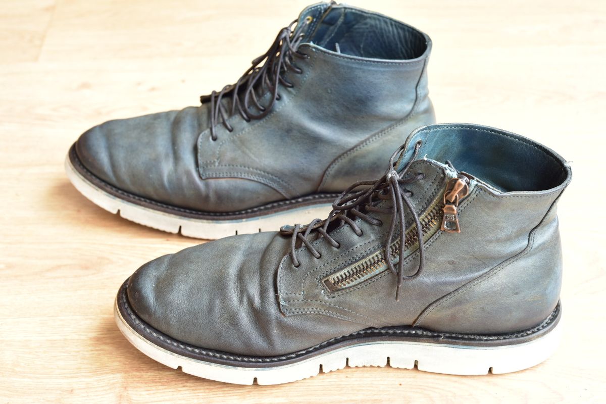 Photo by denimwatchesboots on November 1, 2025 of the Viberg Side Zip in Indigo Dipped Kangaroo.