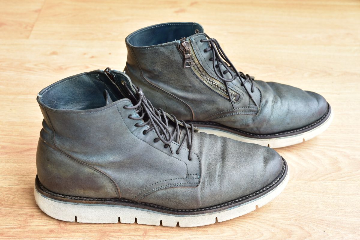 Photo by denimwatchesboots on November 1, 2025 of the Viberg Side Zip in Indigo Dipped Kangaroo.