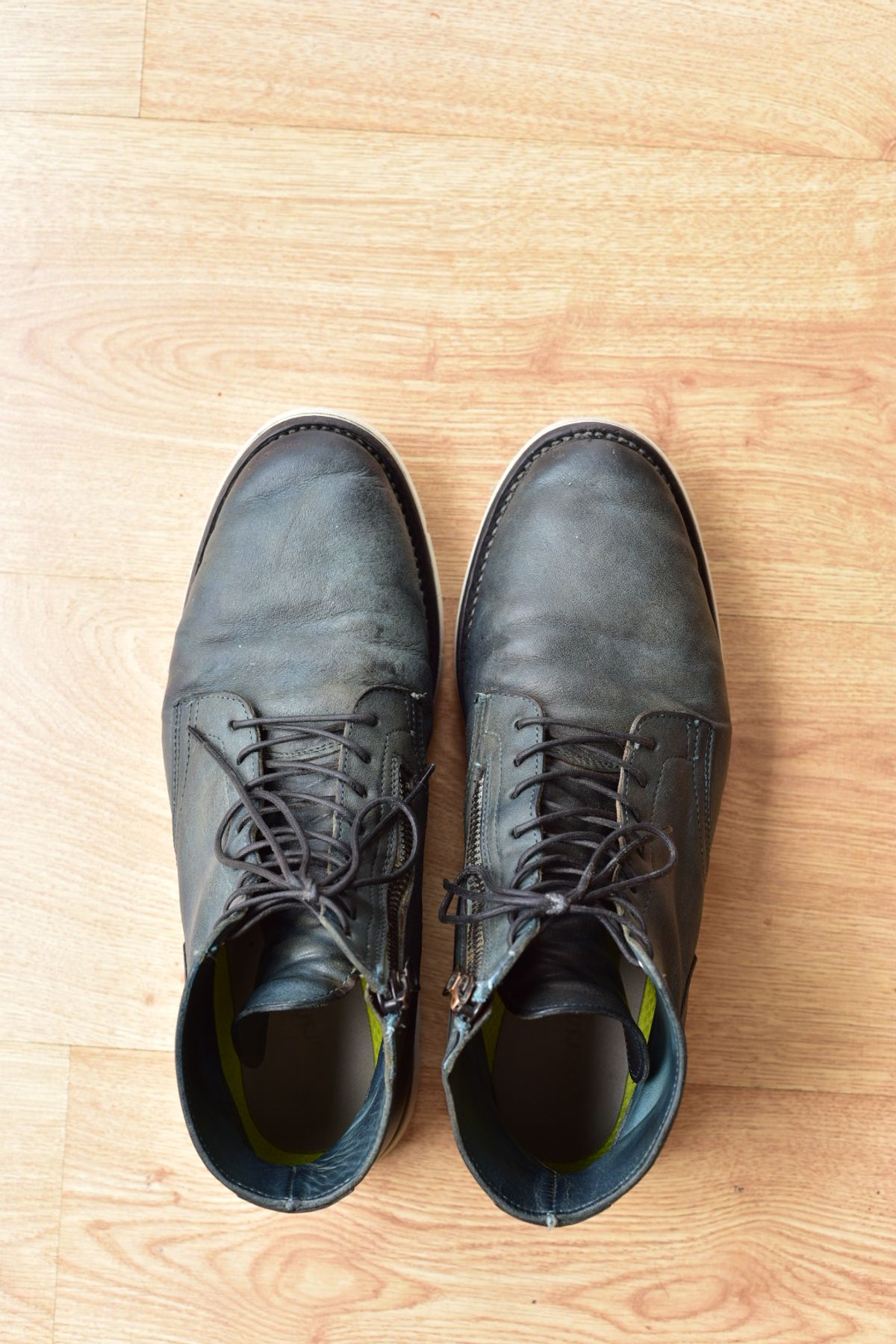 Photo by denimwatchesboots on November 1, 2025 of the Viberg Side Zip in Indigo Dipped Kangaroo.