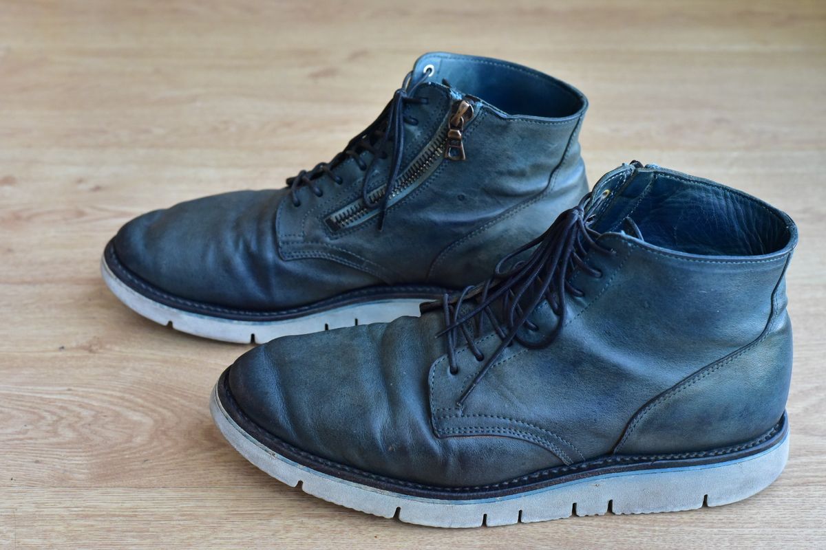 Photo by denimwatchesboots on December 3, 2025 of the Viberg Side Zip in Indigo Dipped Kangaroo.