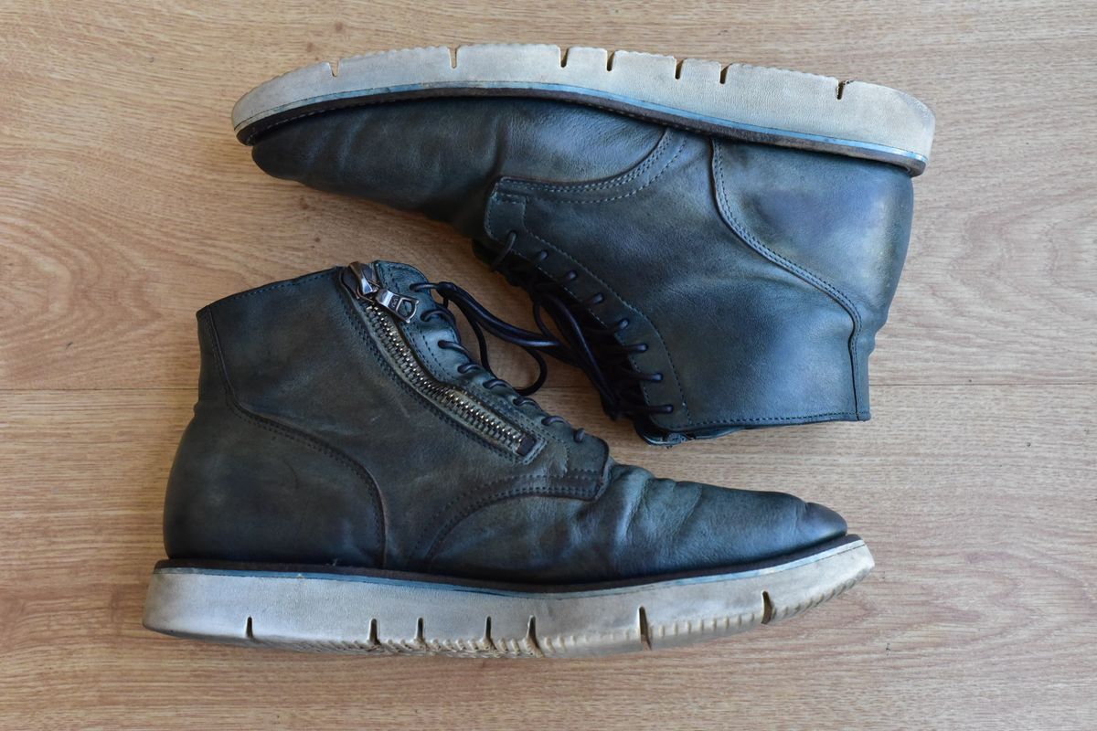 Photo by denimwatchesboots on December 3, 2025 of the Viberg Side Zip in Indigo Dipped Kangaroo.