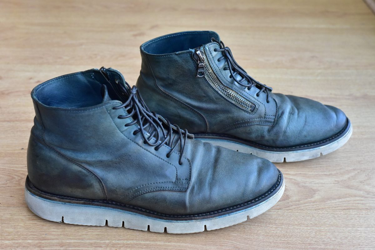 Photo by denimwatchesboots on December 3, 2025 of the Viberg Side Zip in Indigo Dipped Kangaroo.