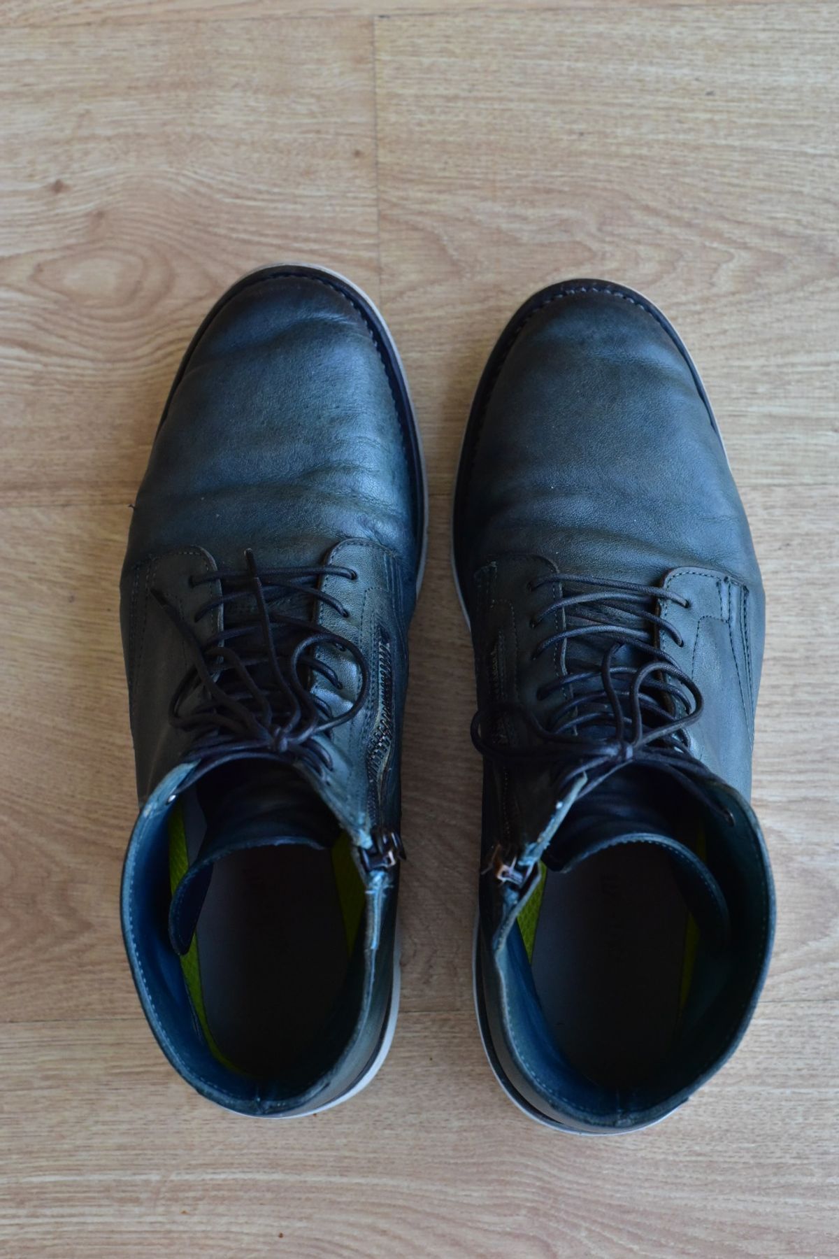 Photo by denimwatchesboots on December 3, 2025 of the Viberg Side Zip in Indigo Dipped Kangaroo.