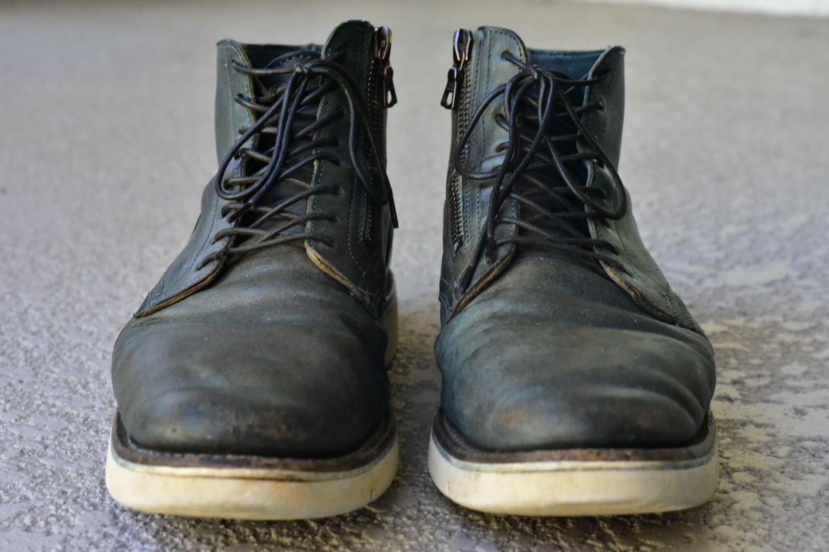 Photo by denimwatchesboots on February 4, 2026 of the Viberg Side Zip in Indigo Dipped Kangaroo.