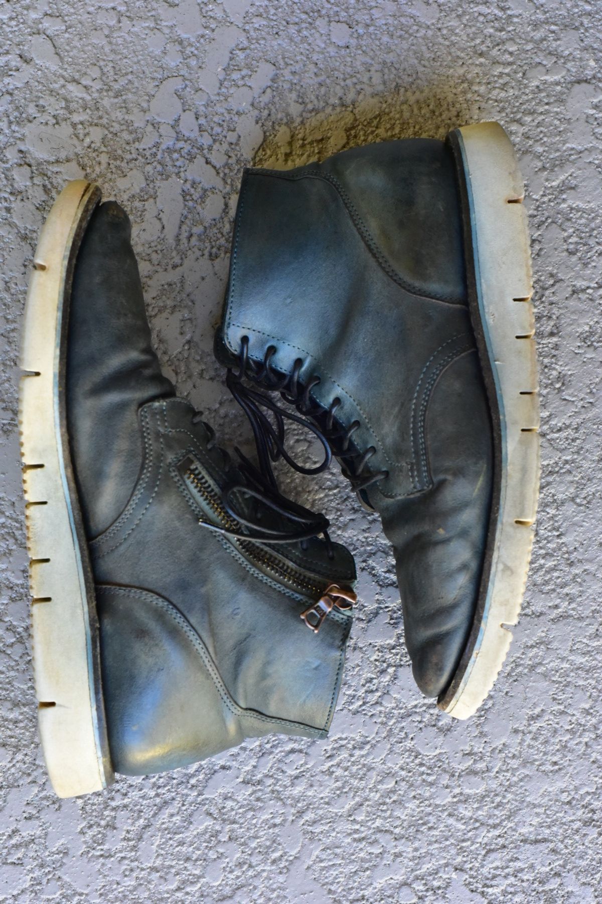 Photo by denimwatchesboots on February 4, 2026 of the Viberg Side Zip in Indigo Dipped Kangaroo.