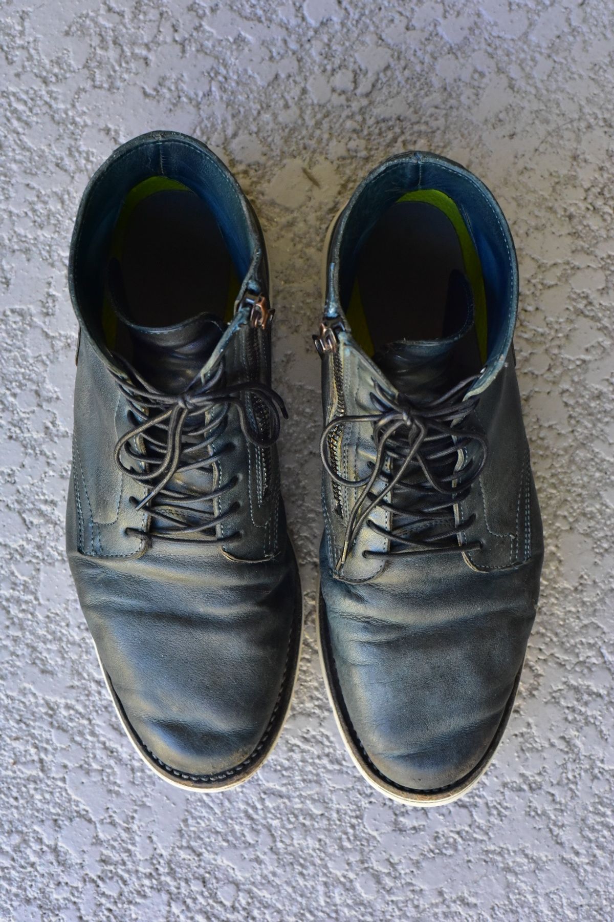 Photo by denimwatchesboots on February 4, 2026 of the Viberg Side Zip in Indigo Dipped Kangaroo.