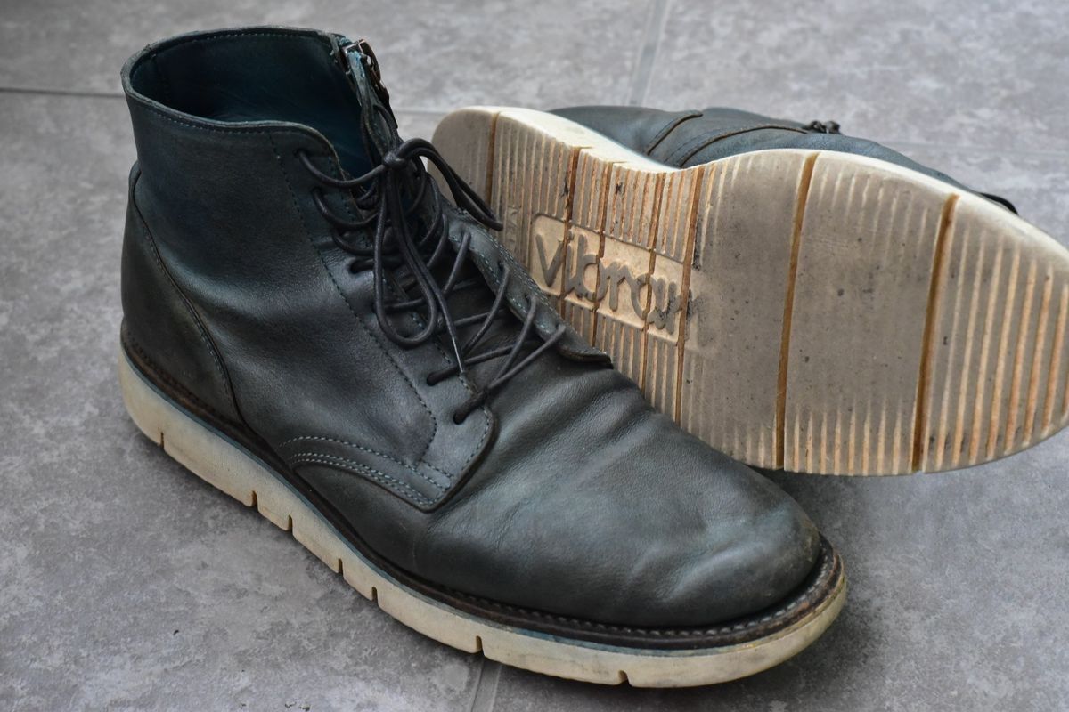 Photo by denimwatchesboots on March 5, 2026 of the Viberg Side Zip in Indigo Dipped Kangaroo.