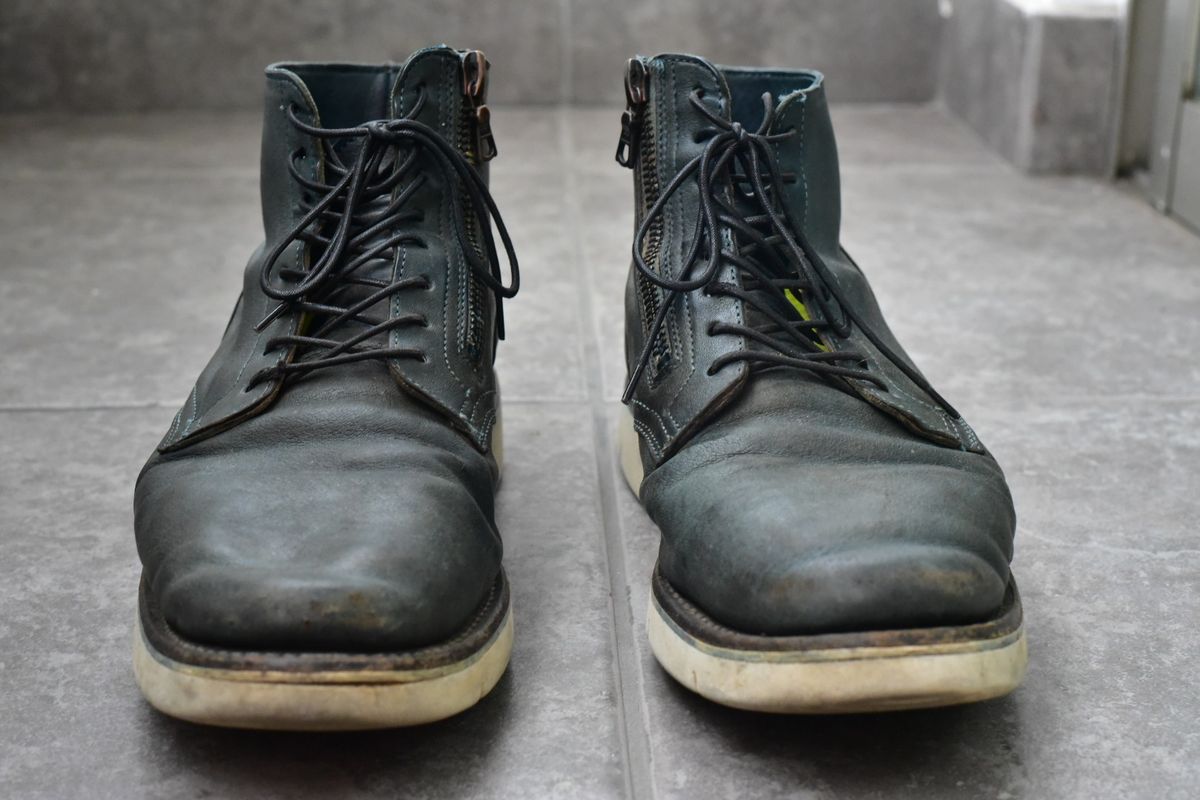 Photo by denimwatchesboots on March 5, 2026 of the Viberg Side Zip in Indigo Dipped Kangaroo.