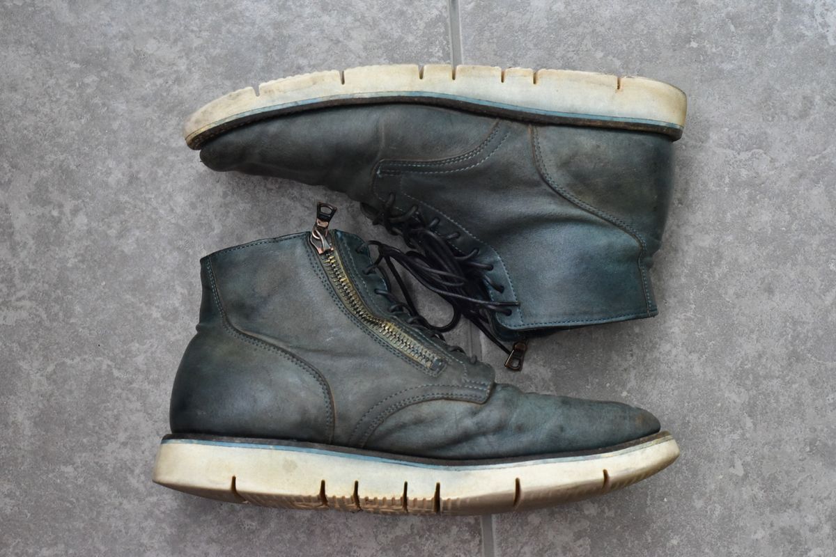 Photo by denimwatchesboots on March 5, 2026 of the Viberg Side Zip in Indigo Dipped Kangaroo.