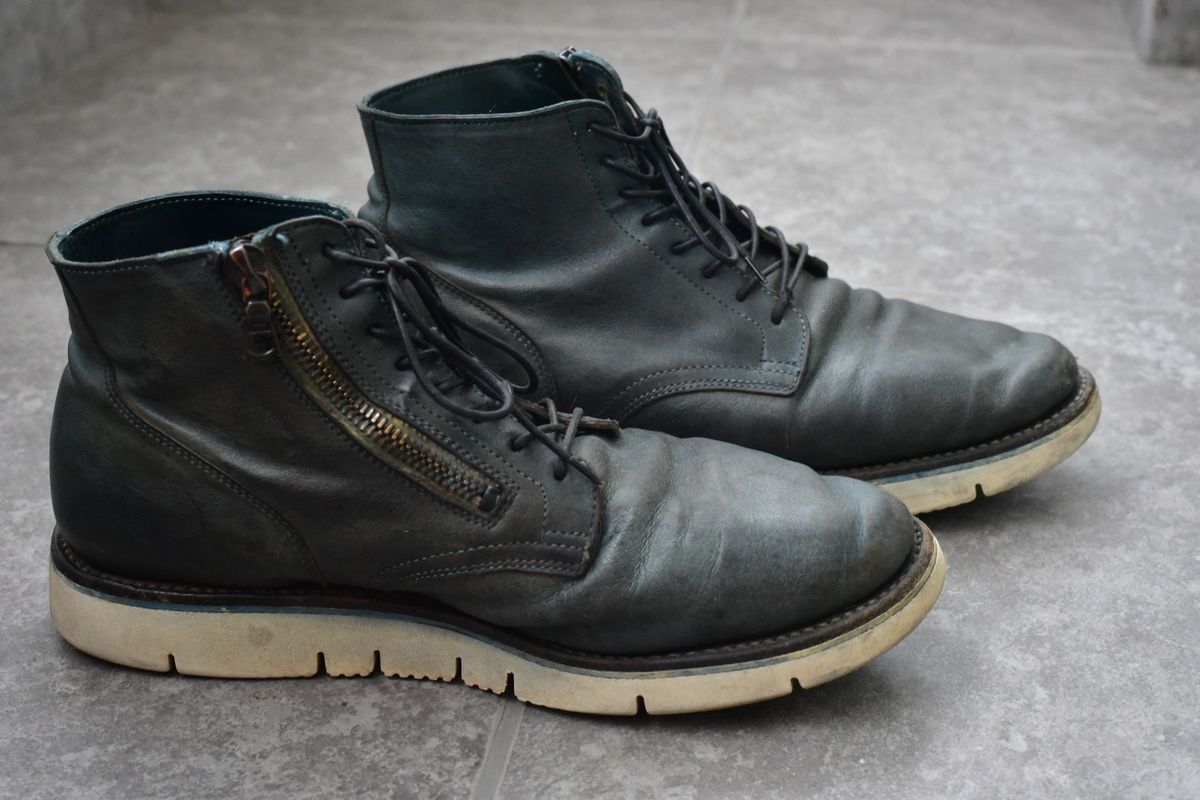 Photo by denimwatchesboots on March 5, 2026 of the Viberg Side Zip in Indigo Dipped Kangaroo.