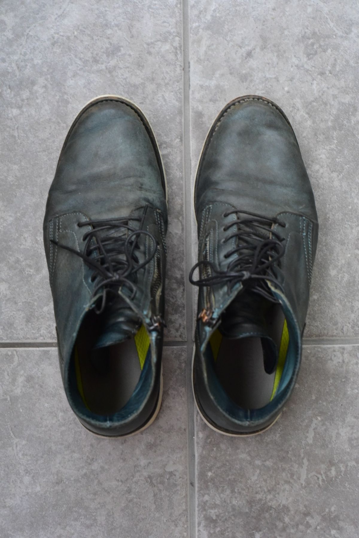 Photo by denimwatchesboots on March 5, 2026 of the Viberg Side Zip in Indigo Dipped Kangaroo.