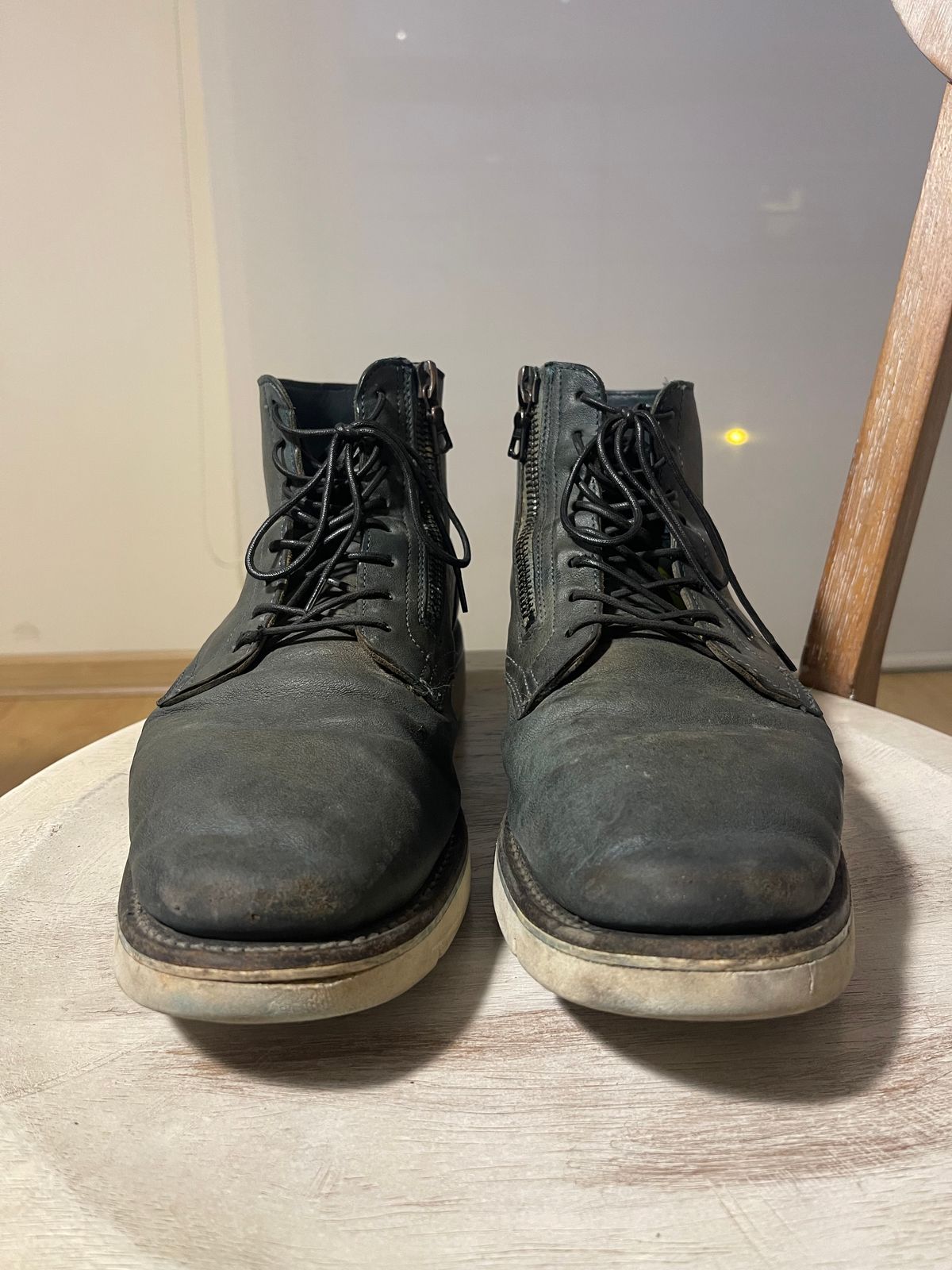 Photo by denimwatchesboots on April 5, 2026 of the Viberg Side Zip in Indigo Dipped Kangaroo.