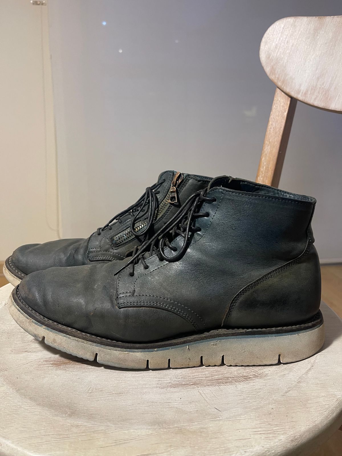 Photo by denimwatchesboots on April 5, 2026 of the Viberg Side Zip in Indigo Dipped Kangaroo.