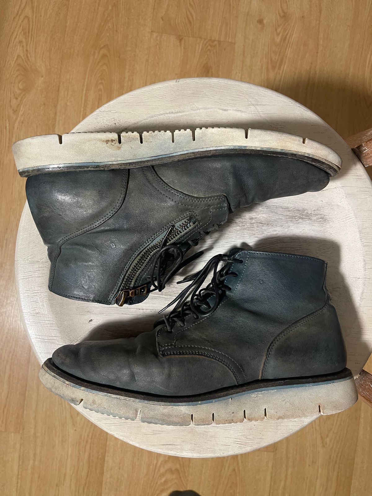 Photo by denimwatchesboots on April 5, 2026 of the Viberg Side Zip in Indigo Dipped Kangaroo.