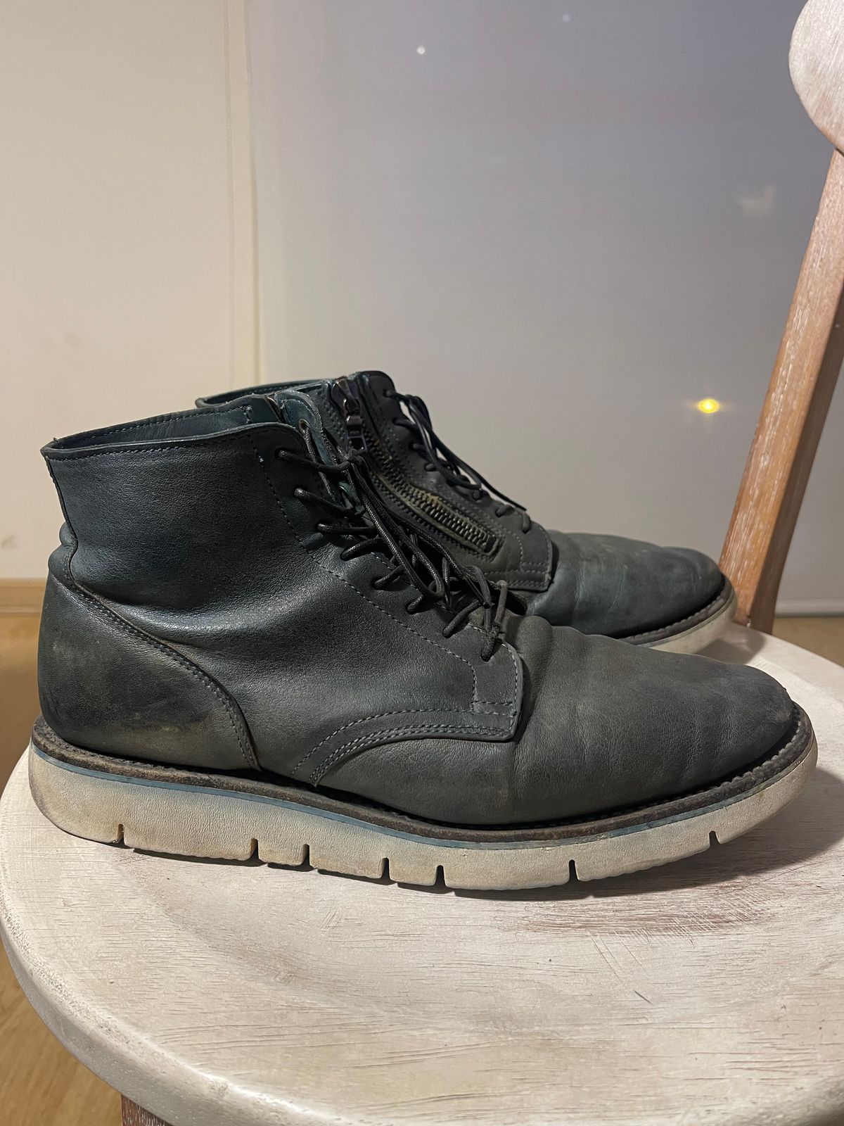 Photo by denimwatchesboots on April 5, 2026 of the Viberg Side Zip in Indigo Dipped Kangaroo.