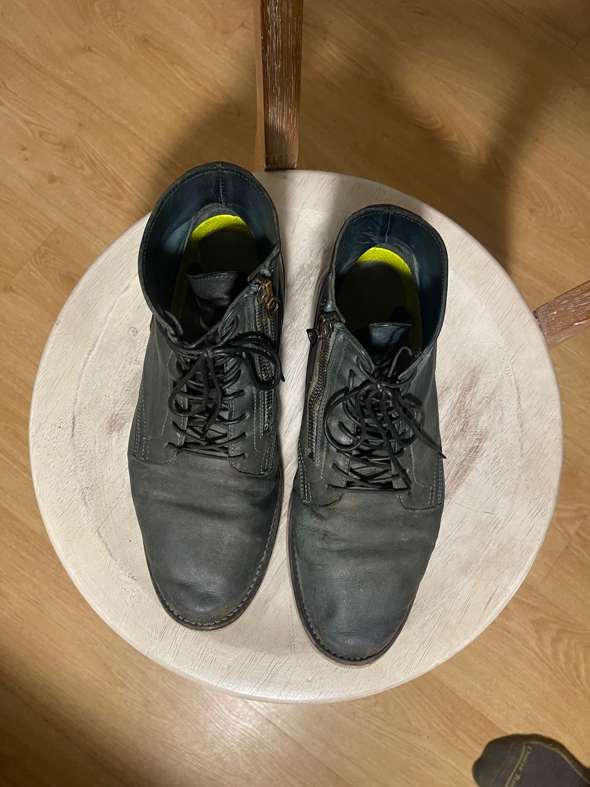 Photo by denimwatchesboots on April 5, 2026 of the Viberg Side Zip in Indigo Dipped Kangaroo.