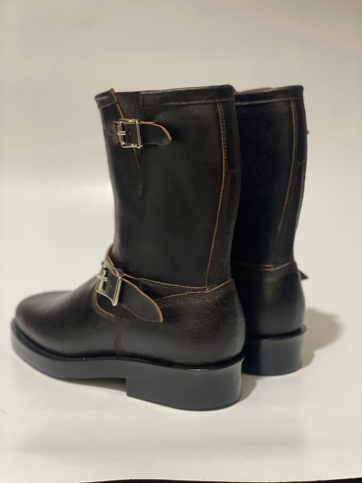Photo by teukunovan on October 3, 2025 of the Junkard Engineer Boots in Horween Java Waxed Flesh.