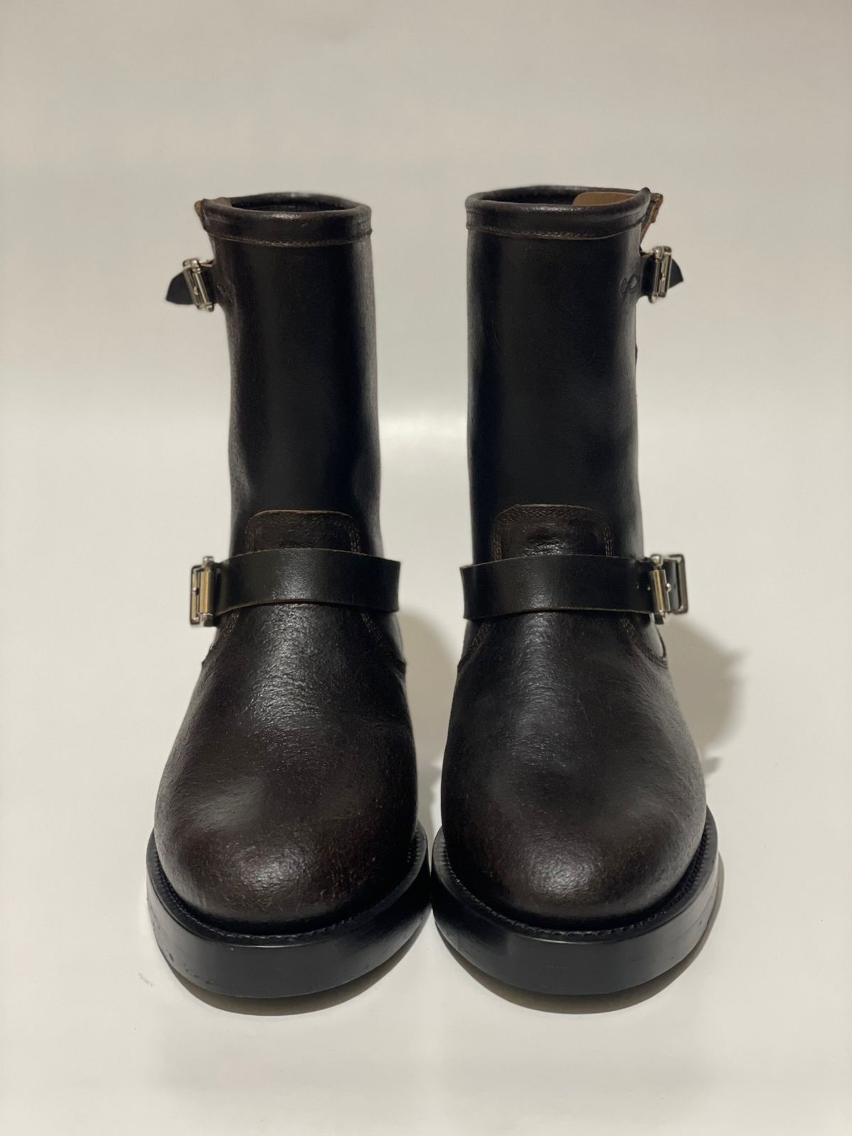 Photo by teukunovan on October 3, 2025 of the Junkard Engineer Boots in Horween Java Waxed Flesh.