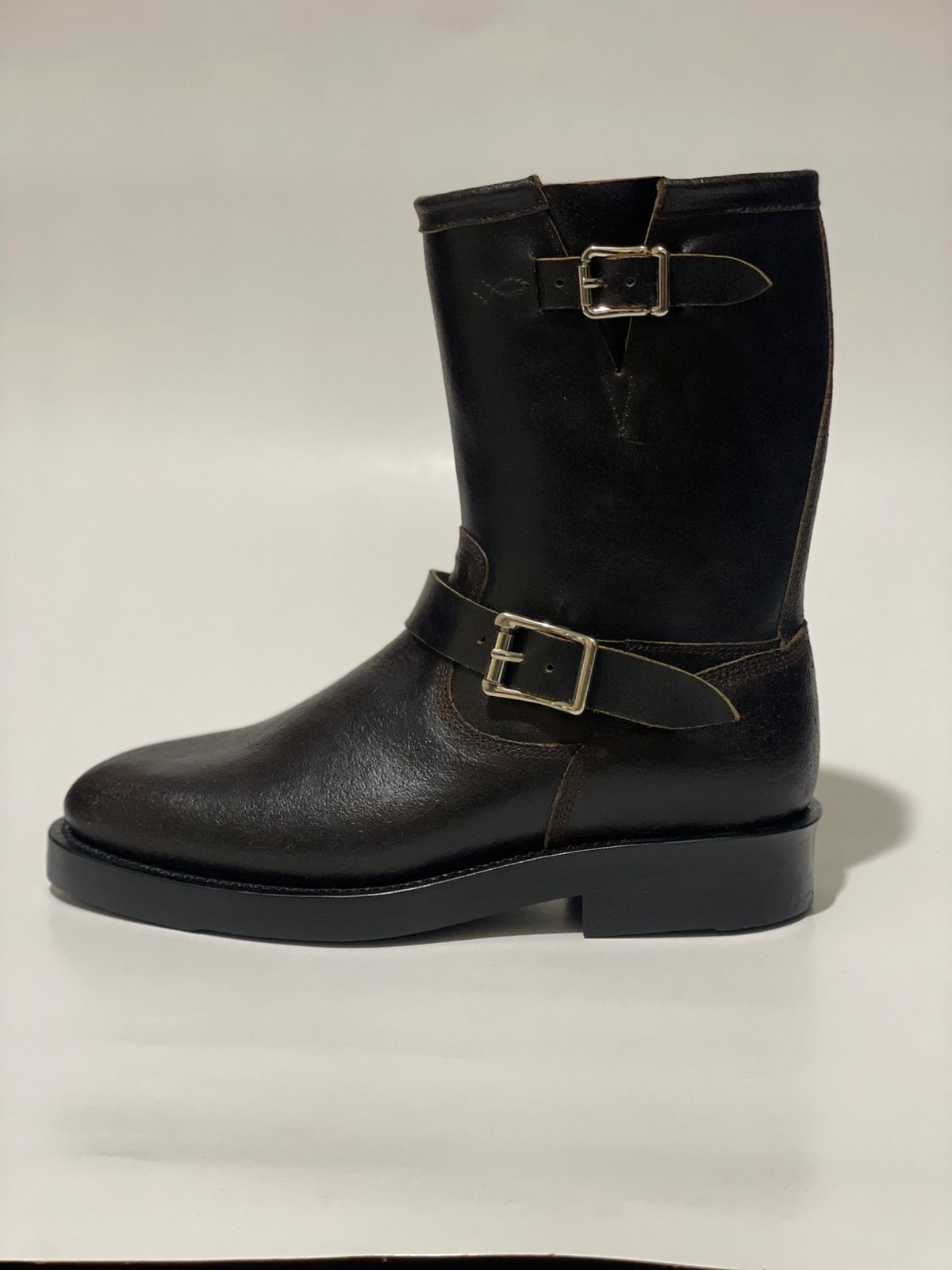 Photo by teukunovan on October 3, 2025 of the Junkard Engineer Boots in Horween Java Waxed Flesh.