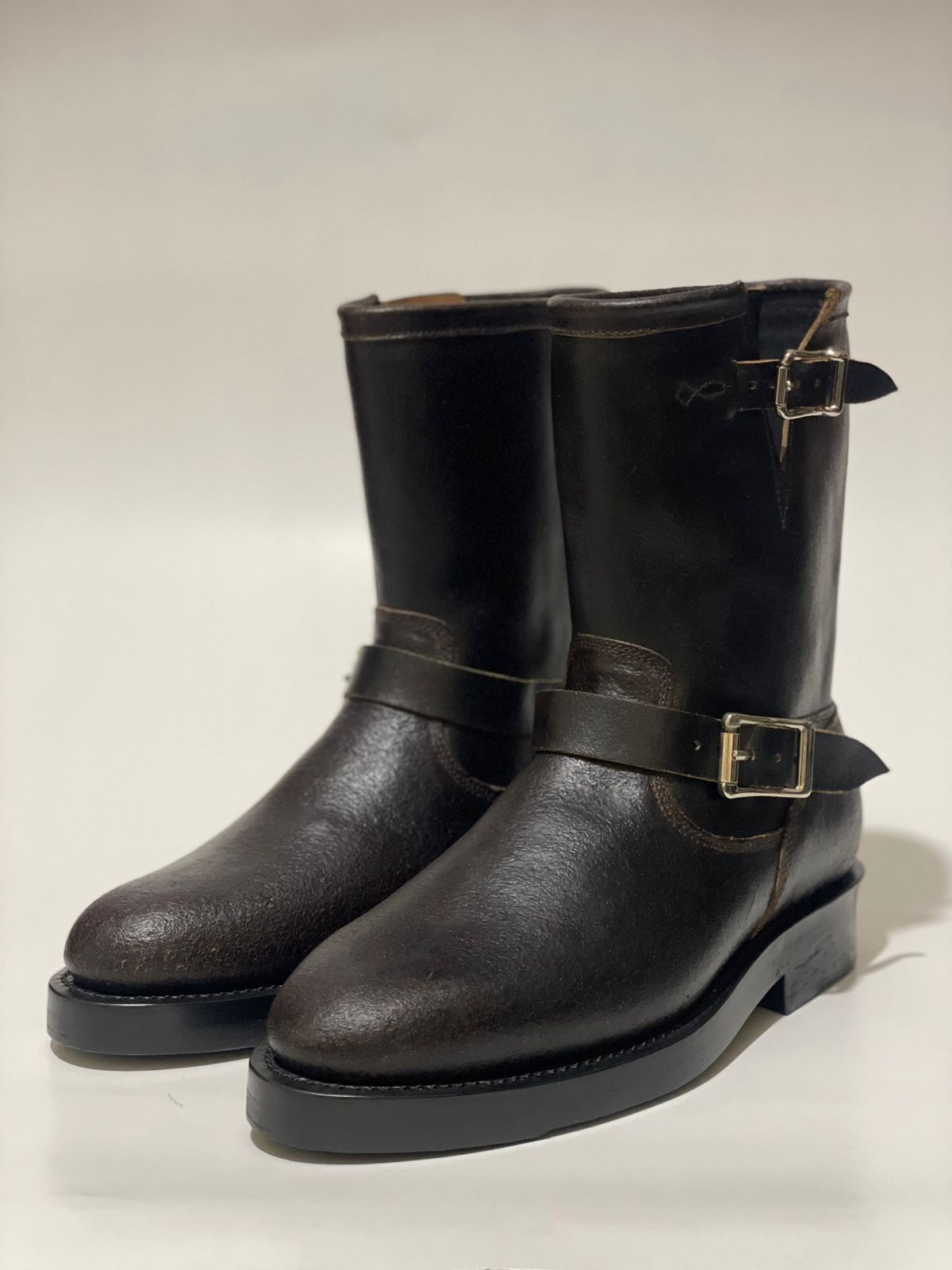 Photo by teukunovan on October 3, 2025 of the Junkard Engineer Boots in Horween Java Waxed Flesh.