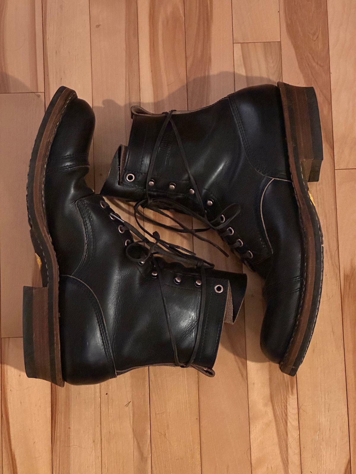 Photo by nikljam on November 14, 2025 of the White's Bounty Hunter in Horween Black Chromexcel.