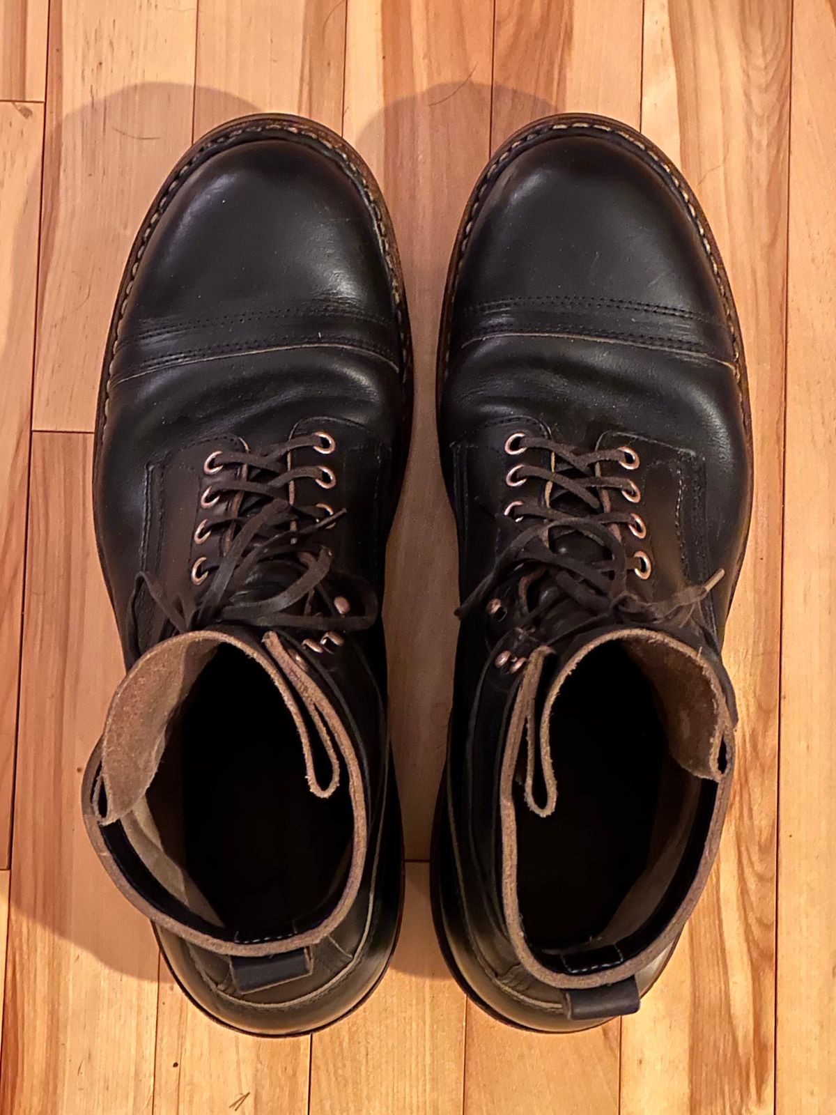 Photo by nikljam on November 14, 2025 of the White's Bounty Hunter in Horween Black Chromexcel.