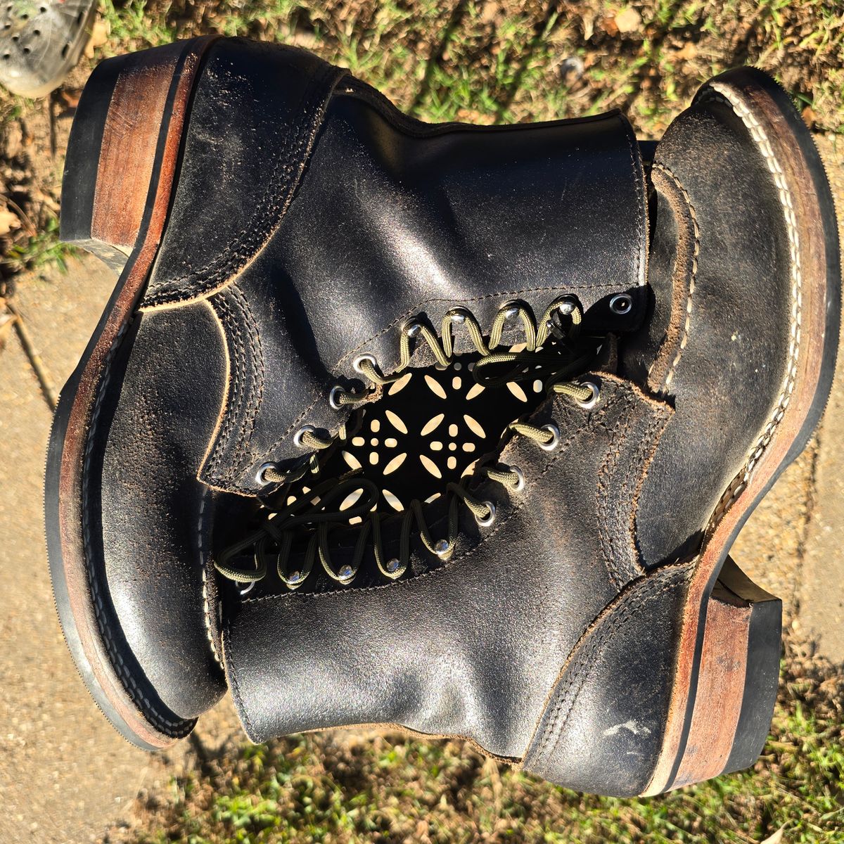 Photo by coffee_radar222 on October 12, 2025 of the Nicks MTO in Horween Black Waxed Flesh.
