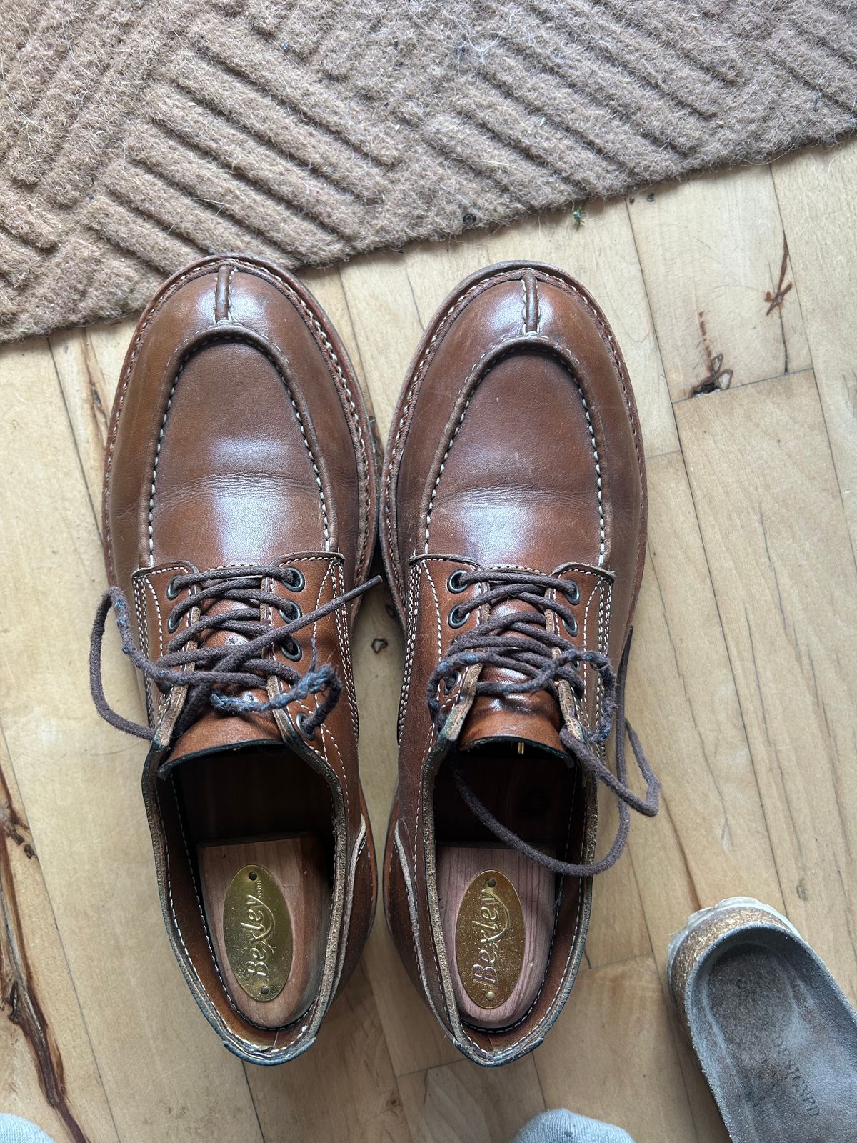 Photo by napkinlad on March 29, 2025 of the Jakkrabbits Derby Shoes in Tochigi Jeans #5 Khaki.