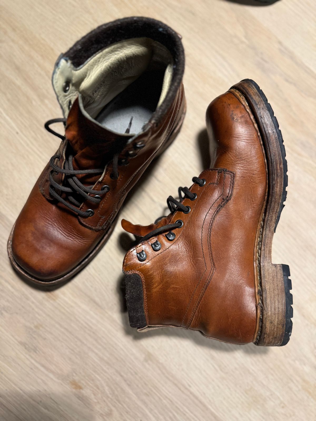 Photo by denimdawg on February 10, 2025 of the Dundas Footwear Gunnerside in Badalassi Carlo Waxy Tan Cognac.