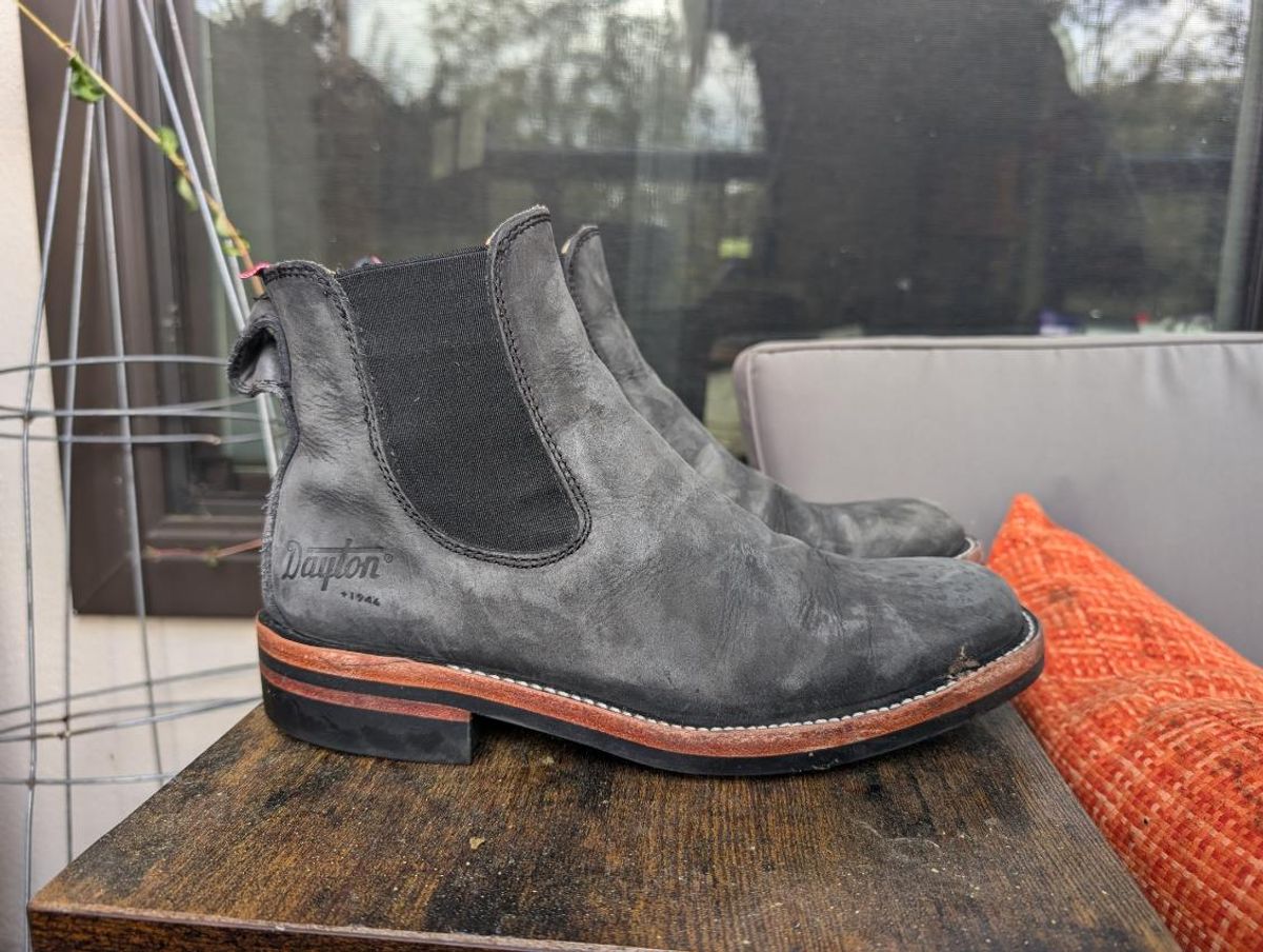 Photo by kylakristine4 on November 3, 2024 of the Dayton Boots Wholecut Chelsea in Charcoal Nubuck.