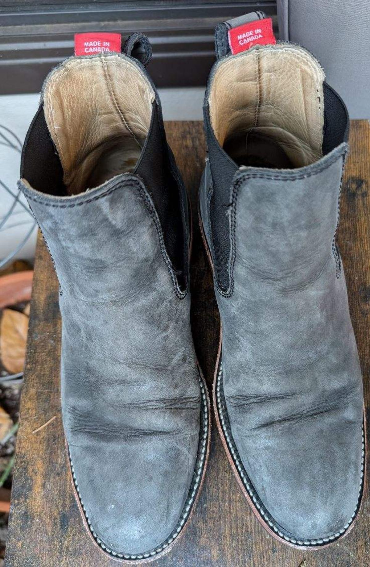 Photo by kylakristine4 on December 5, 2024 of the Dayton Boots Wholecut Chelsea in Charcoal Nubuck.