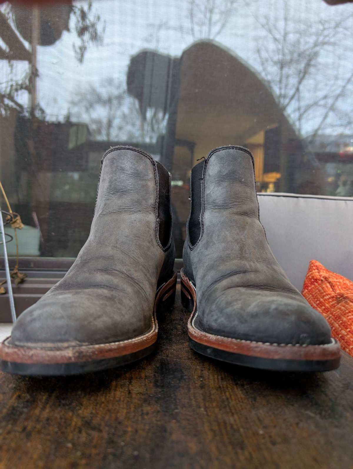 Photo by kylakristine4 on January 5, 2025 of the Dayton Boots Wholecut Chelsea in Charcoal Nubuck.