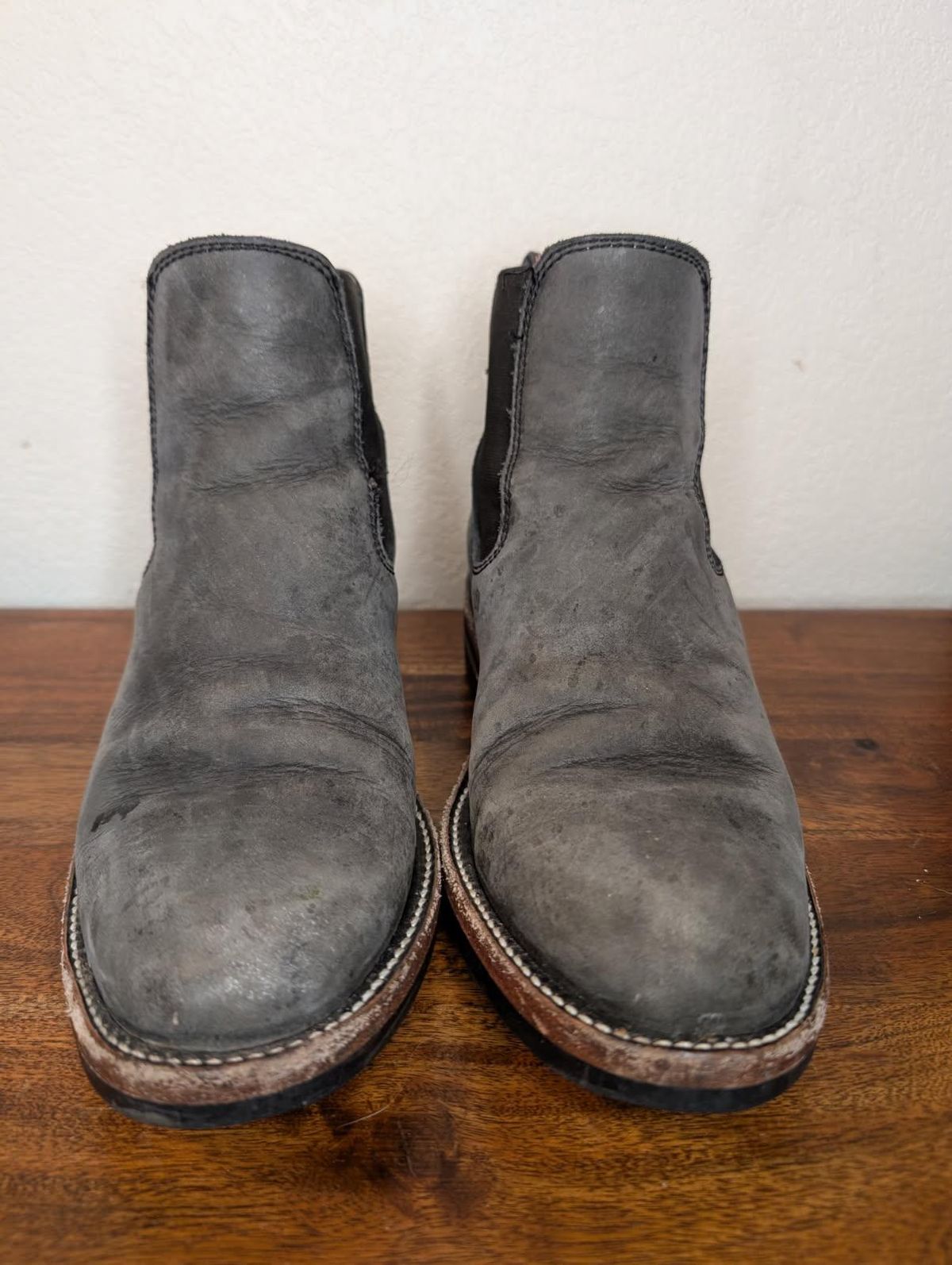 Photo by kylakristine4 on March 6, 2025 of the Dayton Boots Wholecut Chelsea in Charcoal Nubuck.