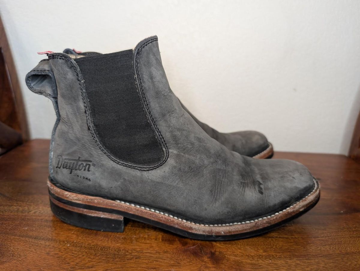 Photo by kylakristine4 on March 6, 2025 of the Dayton Boots Wholecut Chelsea in Charcoal Nubuck.