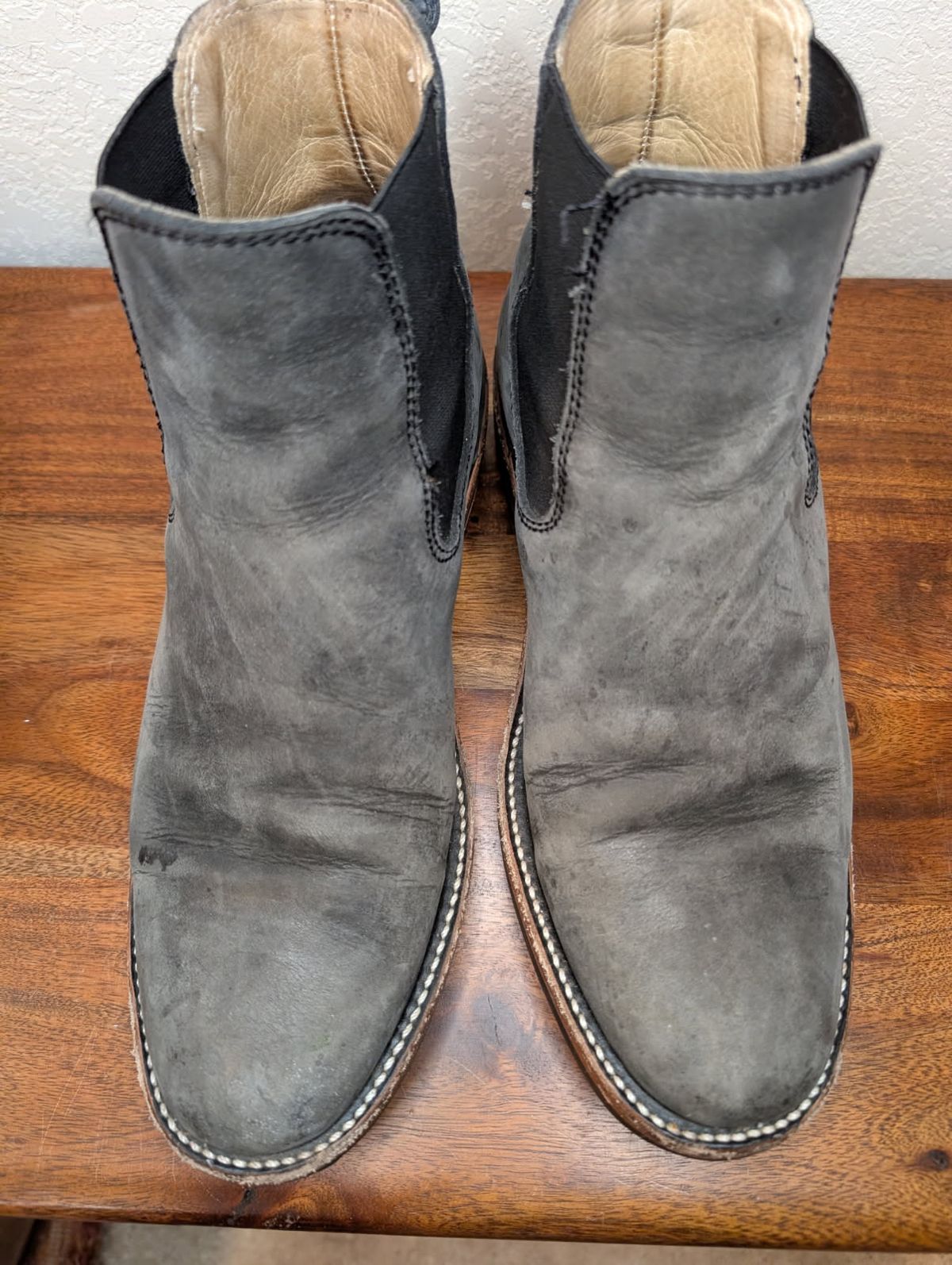 Photo by kylakristine4 on March 6, 2025 of the Dayton Boots Wholecut Chelsea in Charcoal Nubuck.