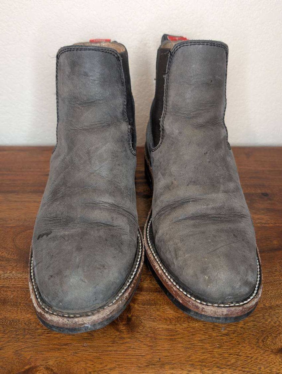 Photo by kylakristine4 on April 5, 2025 of the Dayton Boots Wholecut Chelsea in Charcoal Nubuck.