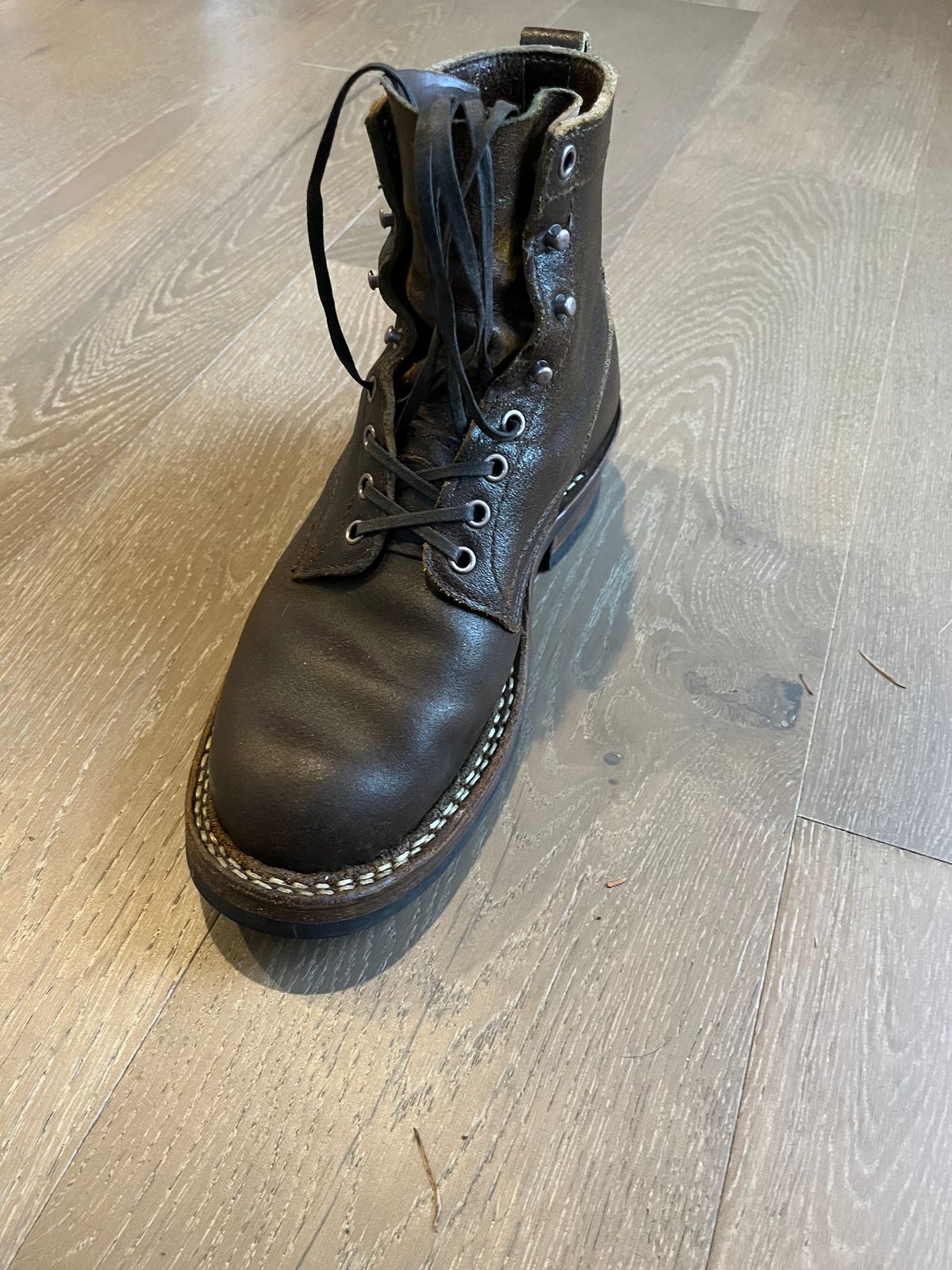 Photo by patinainprogress on January 5, 2025 of the White's 350 Cruiser in Horween Cinnamon Waxed Flesh.