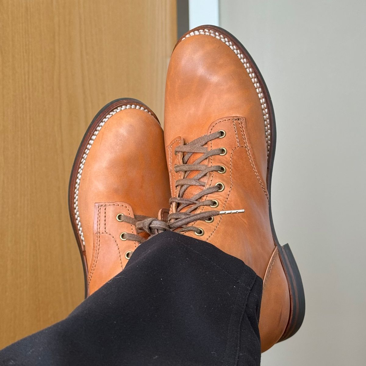 Photo by chris.8888 on October 29, 2025 of the Oldspeed Service Boot 6” in Horween Russet Horsehide Strips.