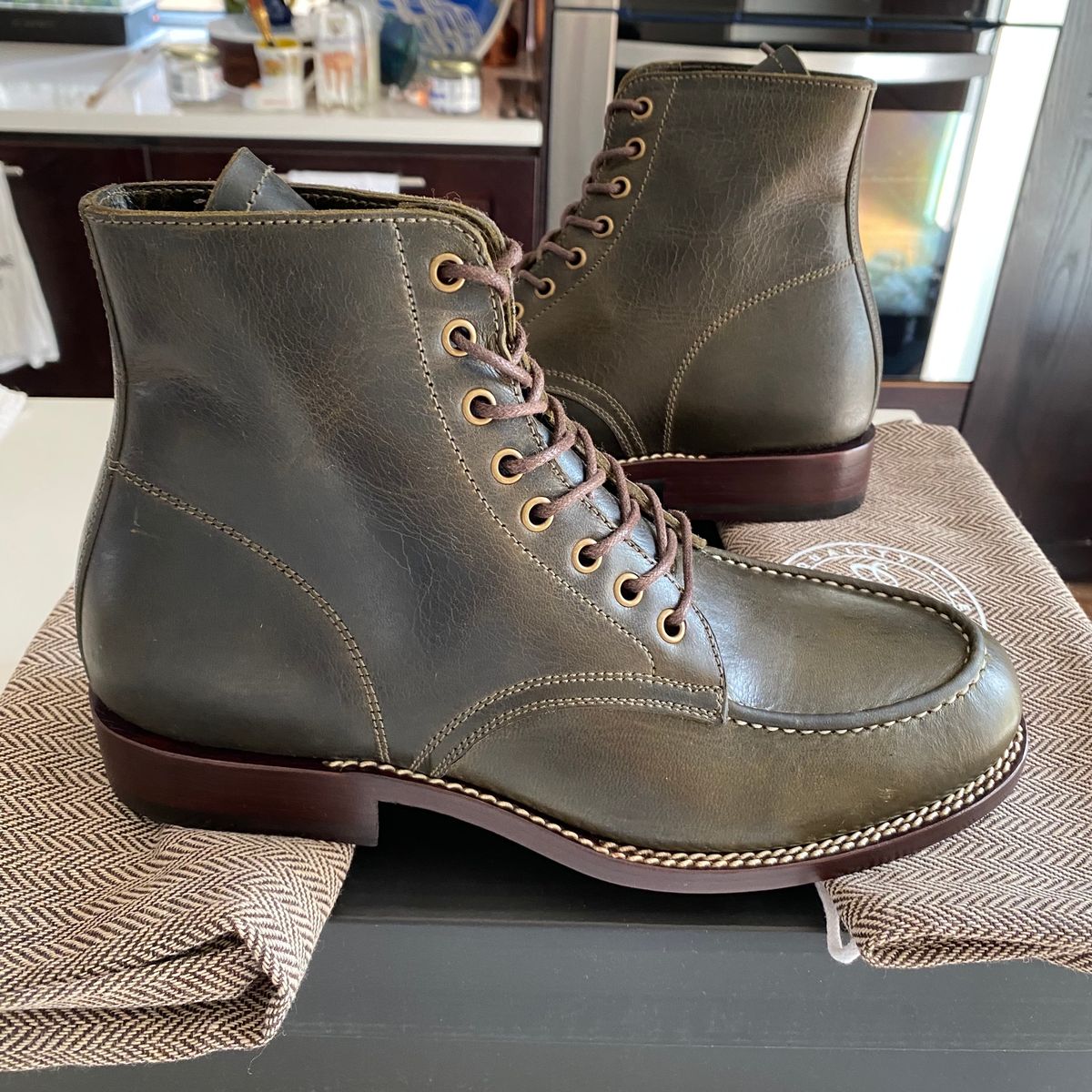 Photo by chris.8888 on July 11, 2024 of the Caswell Boot Company Danville in Gallun Olive Teton Stag.