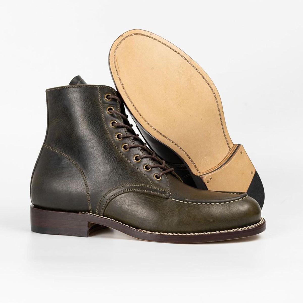 Photo by chris.8888 on July 6, 2024 of the Caswell Boot Company Danville in Gallun Olive Teton Stag.