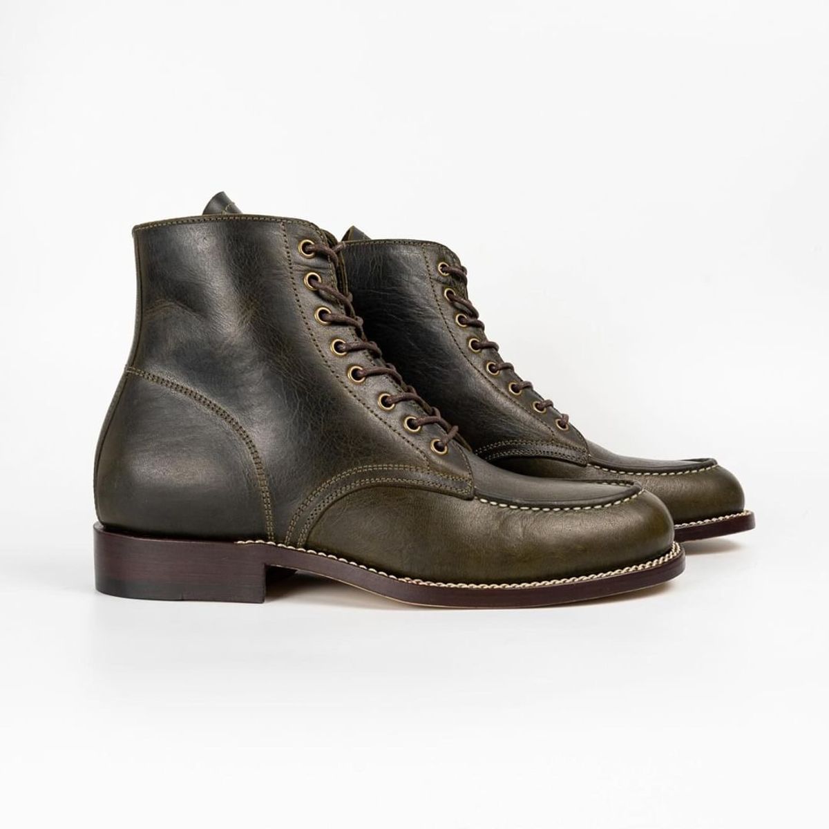 Photo by chris.8888 on July 6, 2024 of the Caswell Boot Company Danville in Gallun Olive Teton Stag.