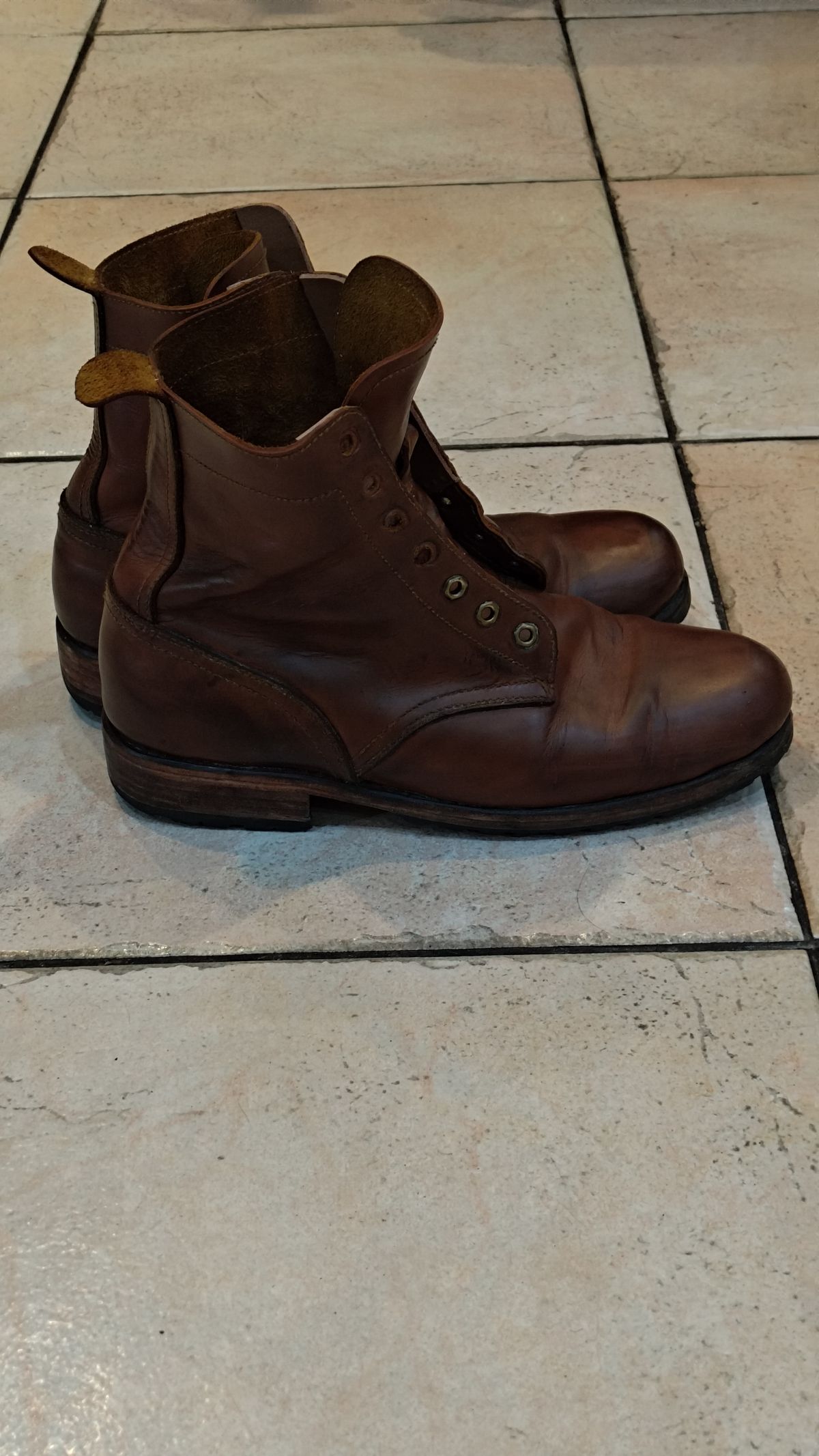 Photo by Joaoie on January 5, 2026 of the Spades Philippines Custom Model in Unknown Leather.