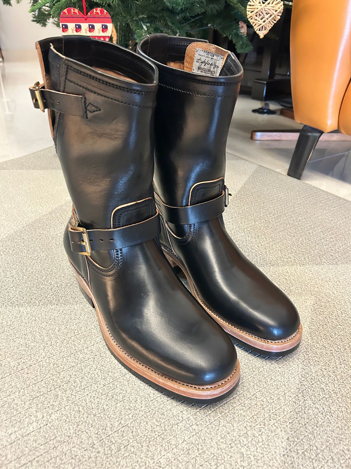 Photo by jeffkhlow8 on January 2, 2026 of the Briselblack The Keeper Type 3 in Maryam Natural Horsebutt Overdyed Black.