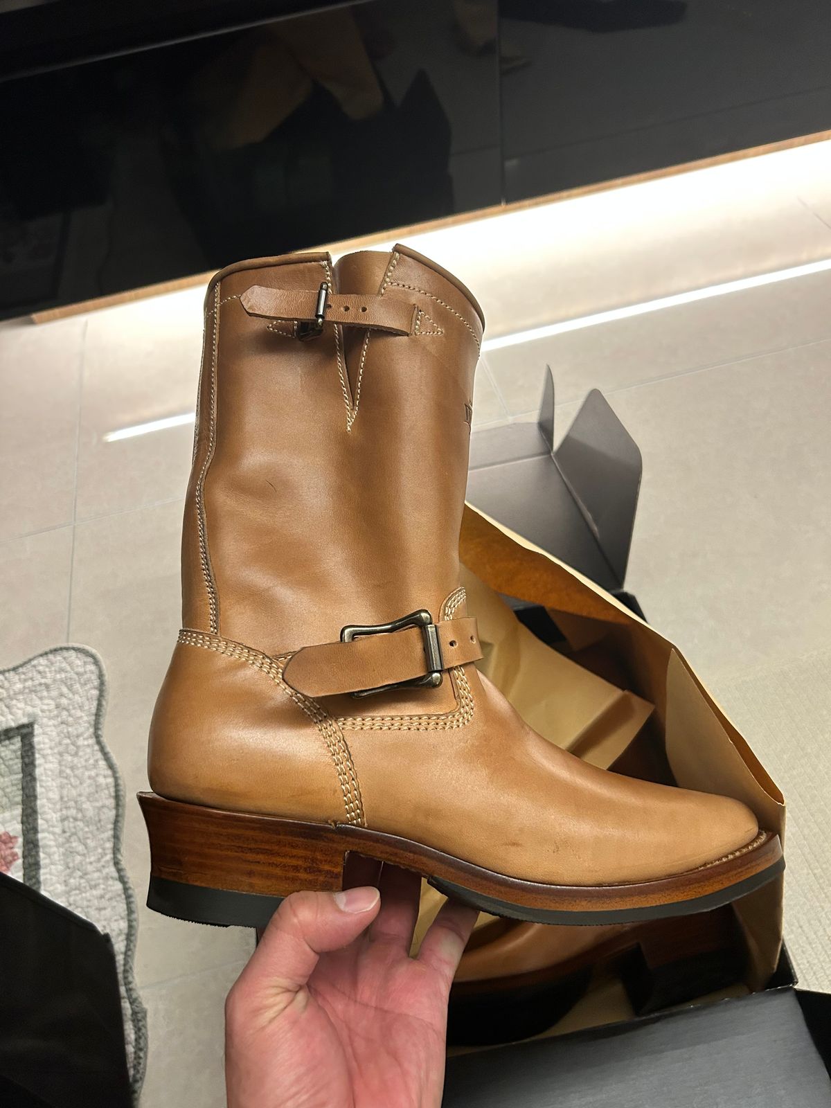 Photo by jeffkhlow8 on April 21, 2026 of the Willie's Handmade Boots Engineer Boot in Maryam Natural Horsebutt.