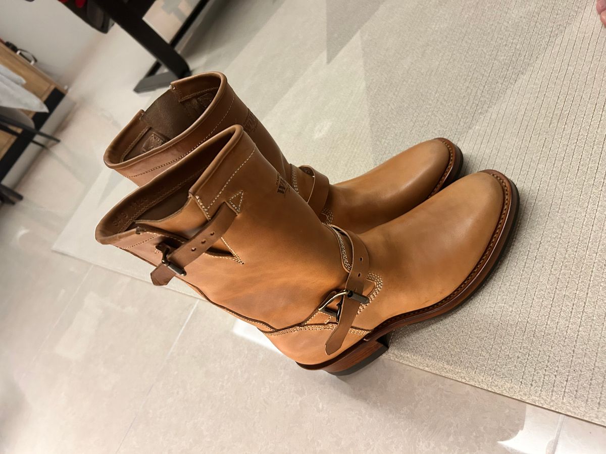 Photo by jeffkhlow8 on April 21, 2026 of the Willie's Handmade Boots Engineer Boot in Maryam Natural Horsebutt.