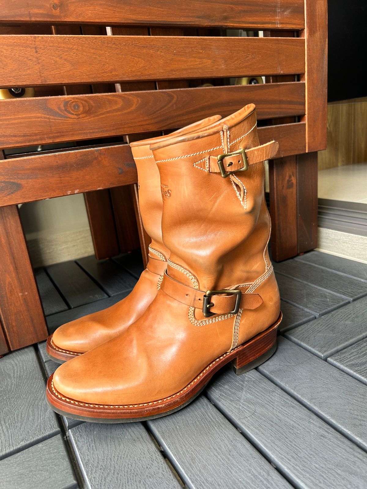 Photo by IronPatina on May 21, 2026 of the Willie's Handmade Boots Engineer Boot in Maryam Natural Horsebutt.