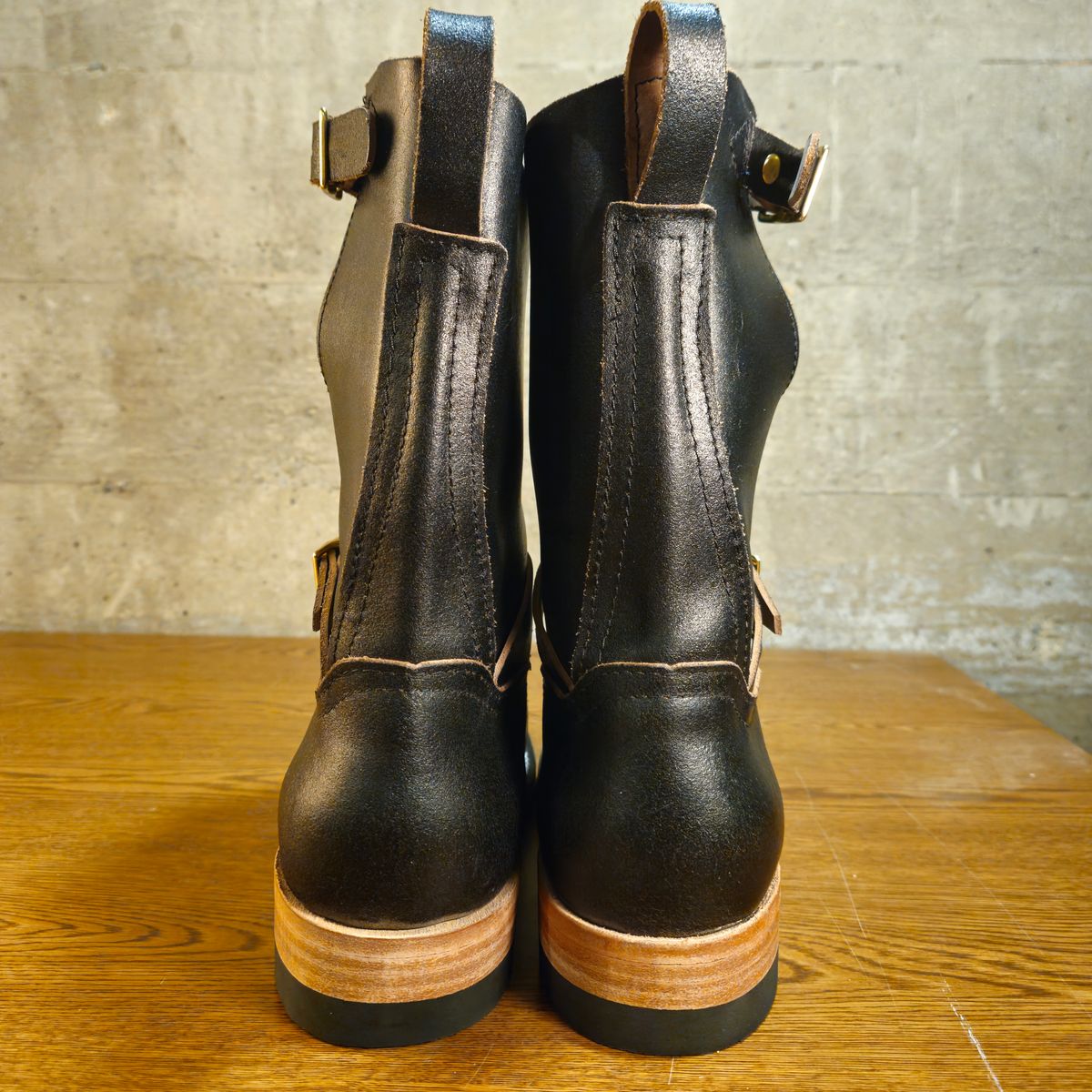 Photo by cjelliott on October 1, 2025 of the Nicks Nicks X Carl Murawski - Vintage Engineer in Horween Black Waxed Flesh.