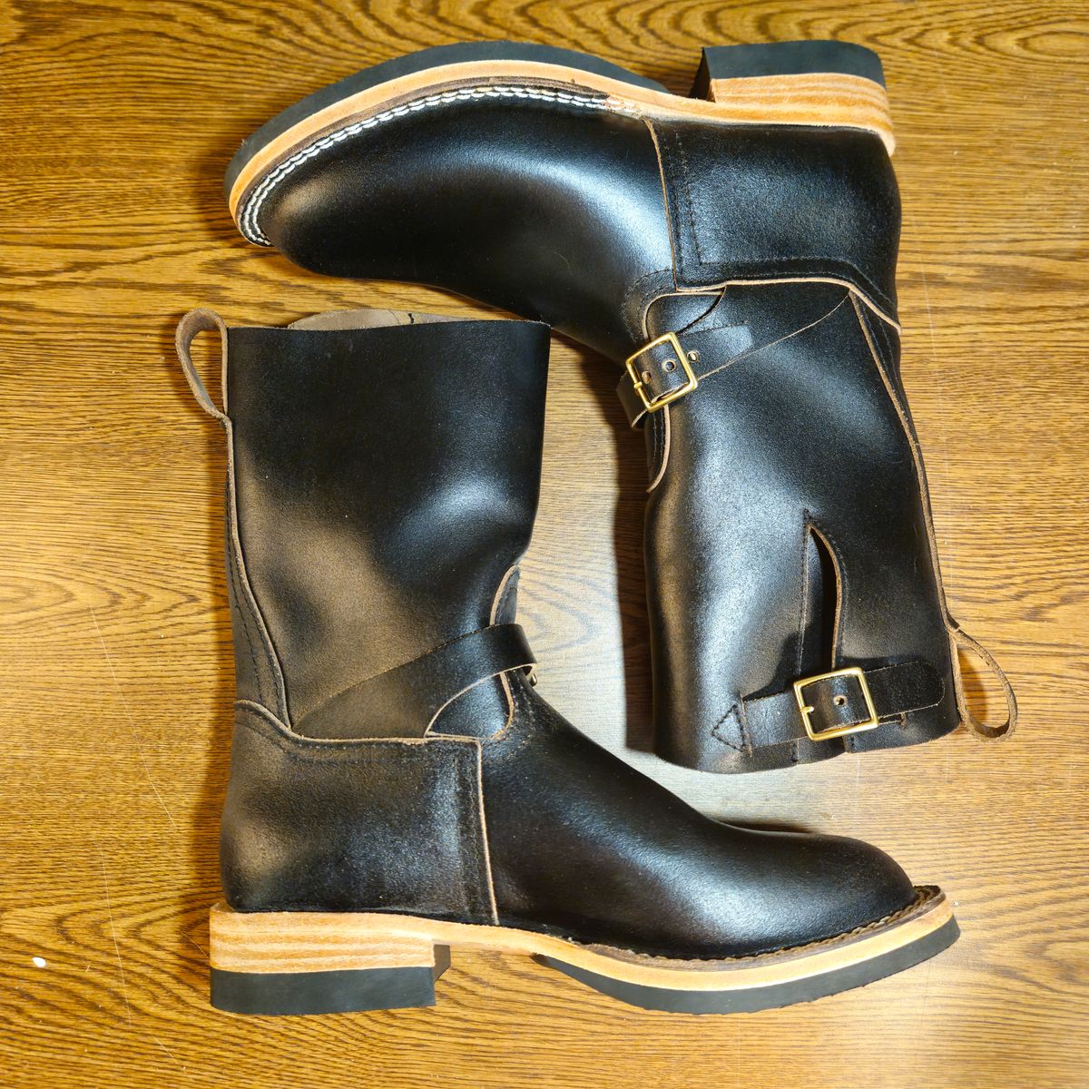 Photo by cjelliott on October 1, 2025 of the Nicks Nicks X Carl Murawski - Vintage Engineer in Horween Black Waxed Flesh.