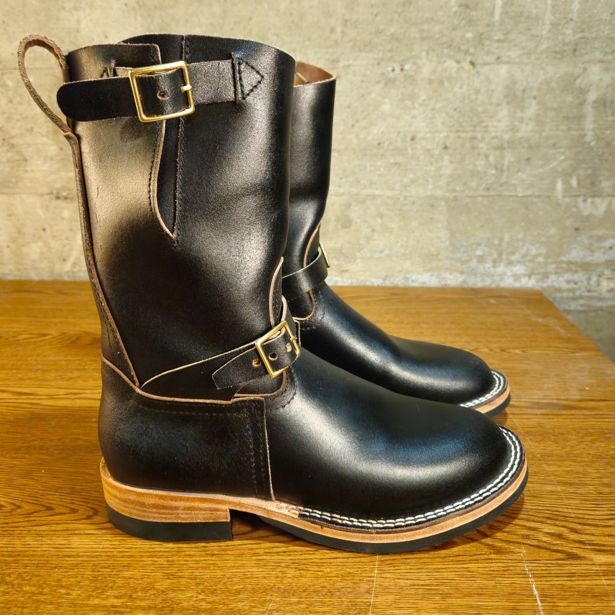 Photo by cjelliott on October 1, 2025 of the Nicks Nicks X Carl Murawski - Vintage Engineer in Horween Black Waxed Flesh.